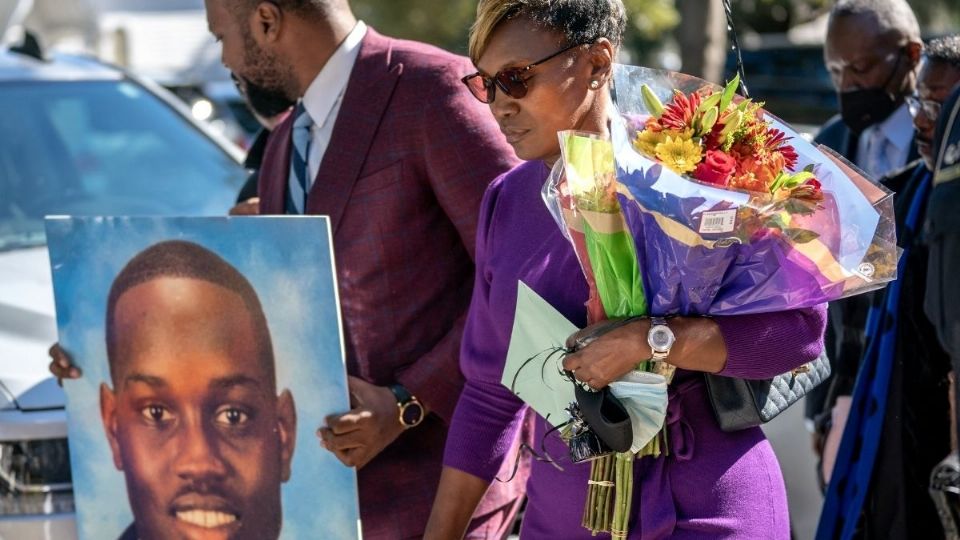 SEGUIMIENTO. Wanda Cooper-Jones, madre de Arbery, salió del juzgado del condado de Glynn (Foto: AFP)