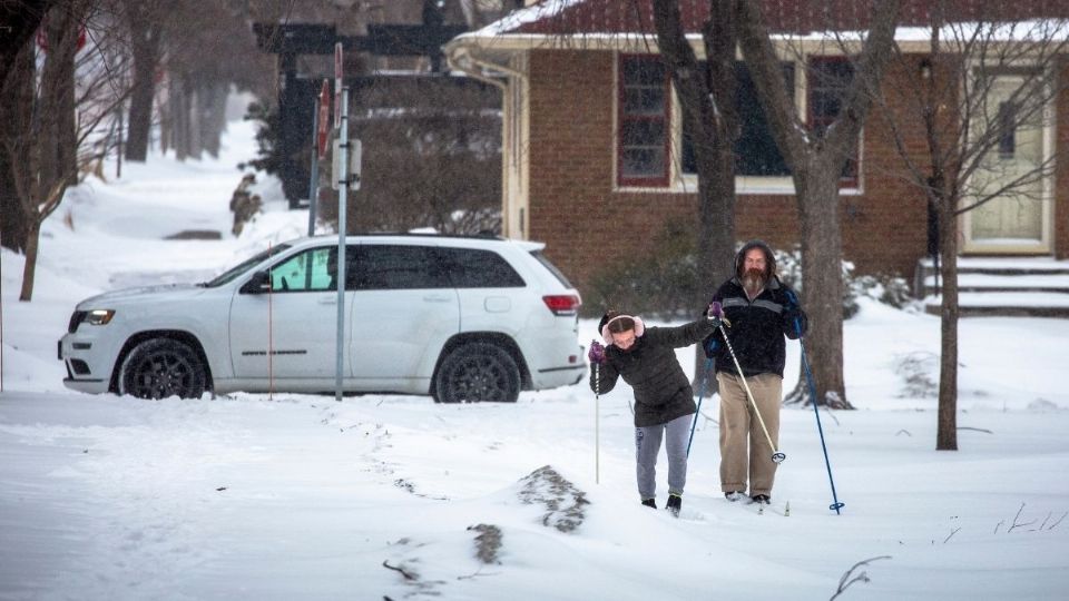 PASATIEMPO. Habitantes en Minneapolis disfrutaron de la nieve (Foto: AFP)