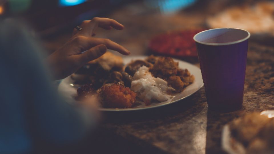 Cenar o no, los expertos responden al dilema de muchos. (Foto: Pexels)