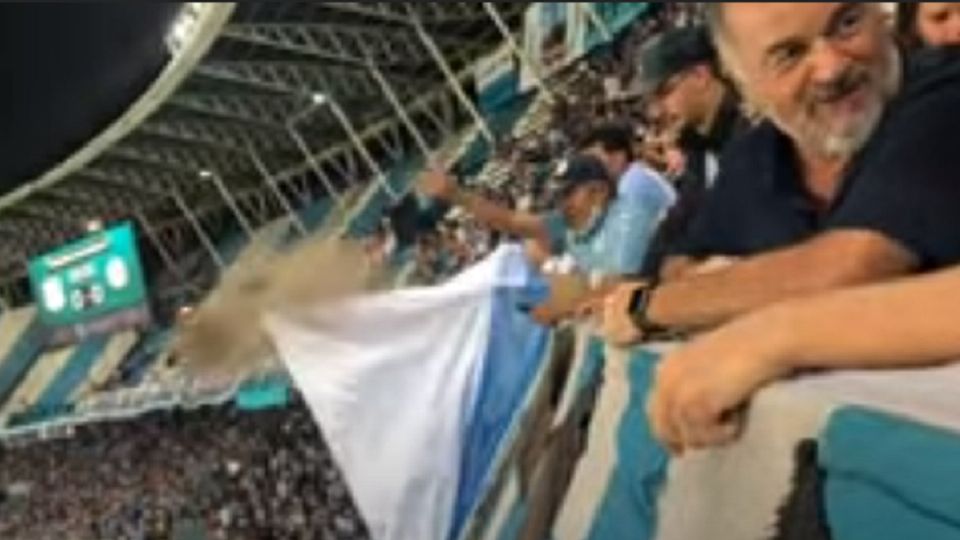 El aficionado de Racing lanzó las cenizas desde la grada alta del estadio (Foto: Especial)