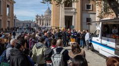 Brindan alimento gratis a personas sin hogar en la plaza de San Pedro