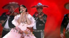 Premios Lo Nuestro 2022: Ángela Aguilar impacta con IMPRESIONANTE vestido estilo quinceañera | VIDEO