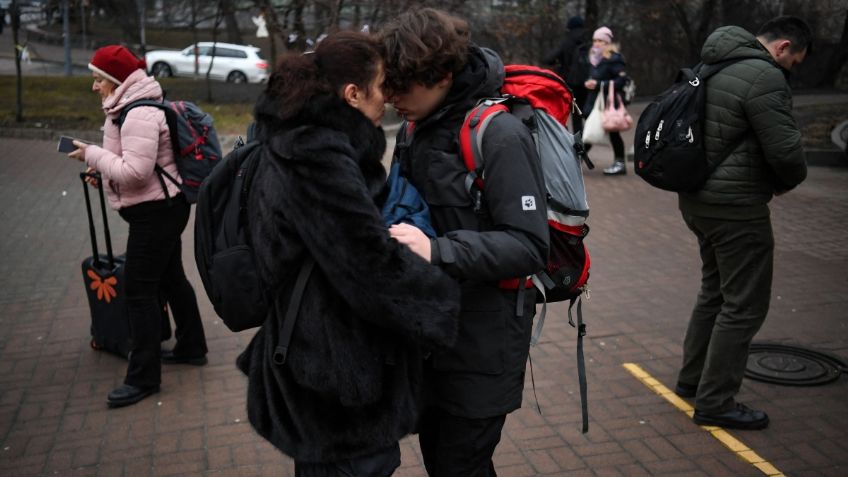 Guerra Rusia - Ucrania: Las desoladoras fotos de ciudadanos huyendo y diciendo adiós sus familias