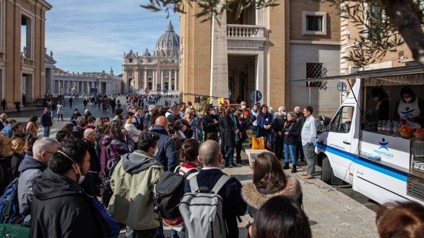 Brindan alimento gratis a personas sin hogar en la plaza de San Pedro