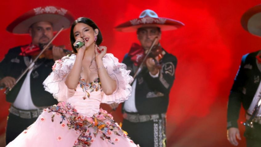 Premios Lo Nuestro 2022: Ángela Aguilar impacta con IMPRESIONANTE vestido estilo quinceañera | VIDEO