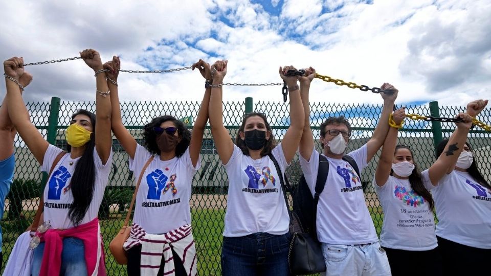 BRASILIA. Se encadenaron para protestar contra los seguros que no cubren los tratamientos por COVID-19