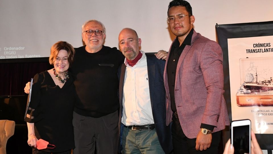 Anamari Gomís, Rodrigo Johnson y Miguel Aguilar Ojeda con el autor.