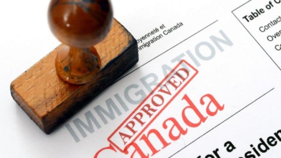 Imagen ilustrativa de visa de trabajo canadense.