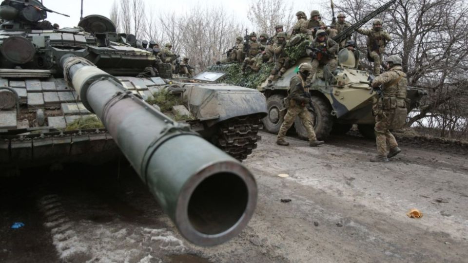 Militares ucranianos se preparan para repeler un ataque en la región ucraniana de Lugansk. FOTO: AFP