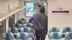 El aterrador momento en que le disparan por detrás a un joven a bordo de un tren | FUERTE VIDEO