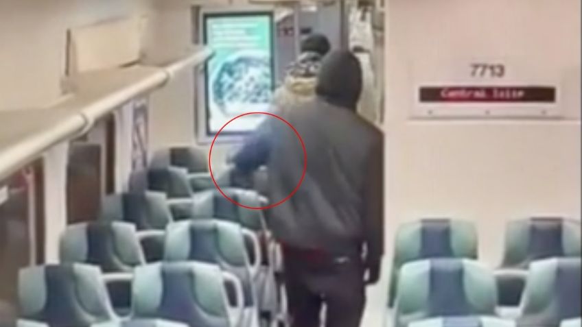 El aterrador momento en que le disparan por detrás a un joven a bordo de un tren | FUERTE VIDEO