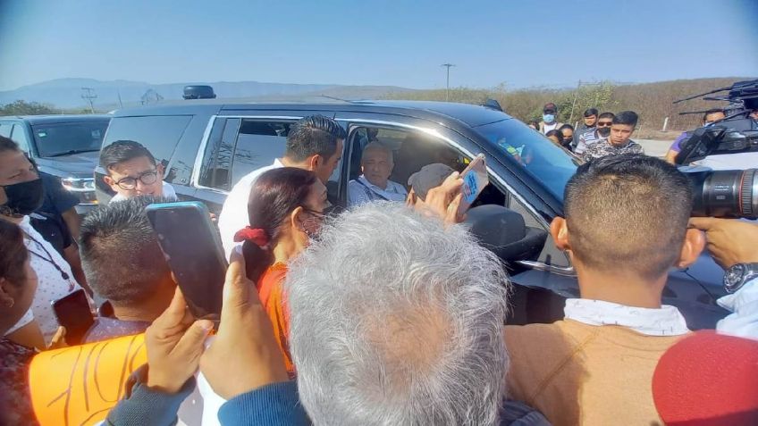 AMLO escucha peticiones de manifestantes tras su visita a Colima