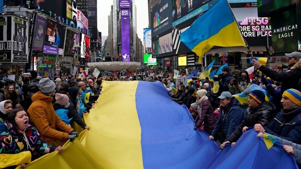 NUEVA YORK. En Times Square, inconformes de todas las edades participaron en una protesta contra la operación militar rusa