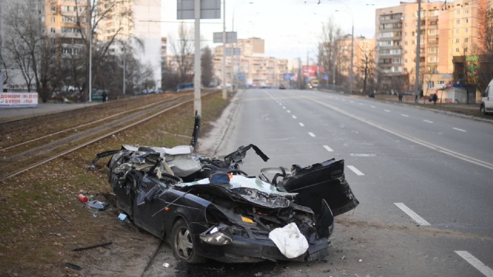 Así quedó destruido el auto donde iba el adulto mayor