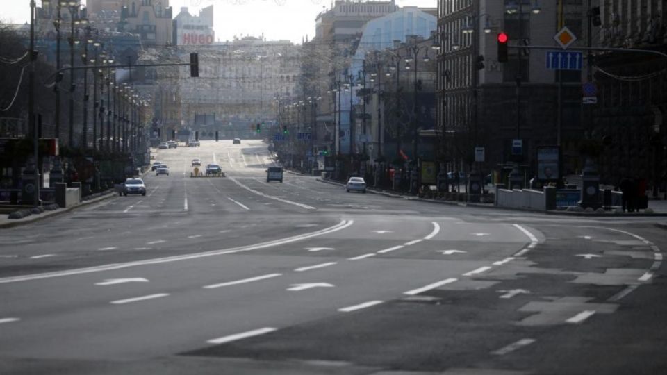 Calles vacías en Kiev este sábado. FOTO: Reuters