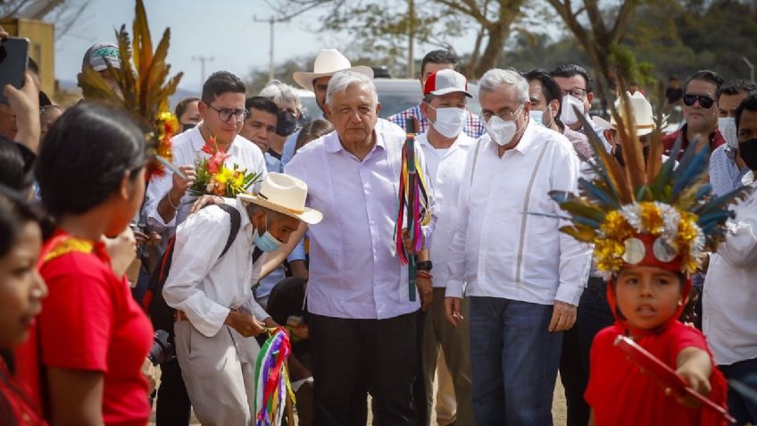 Rubén Rocha y AMLO supervisan la presa Santa María