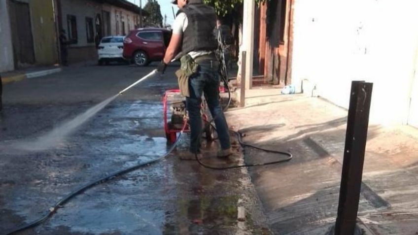 Revelan IMÁGENES de hombres armados limpiando zona de la masacre en Michoacán