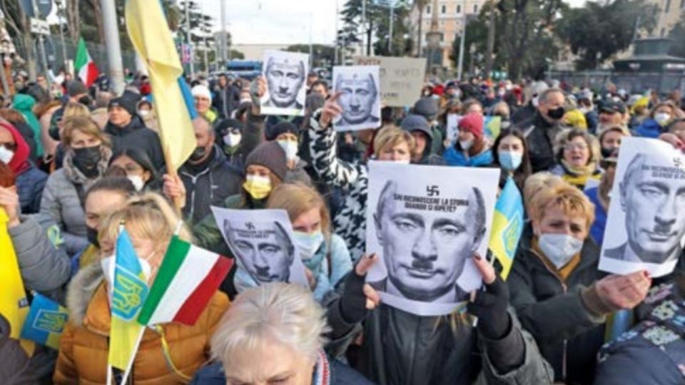 ITALIA. Predominaron en las marchas las pancartas con la imagen de Putin mostrándolo como Adolf Hitler