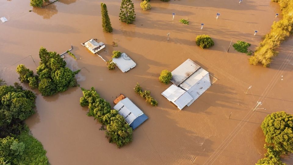 Los afectados tuvieron que resguardarse en el techo; a muchos los rescataron en botes y kayaks.