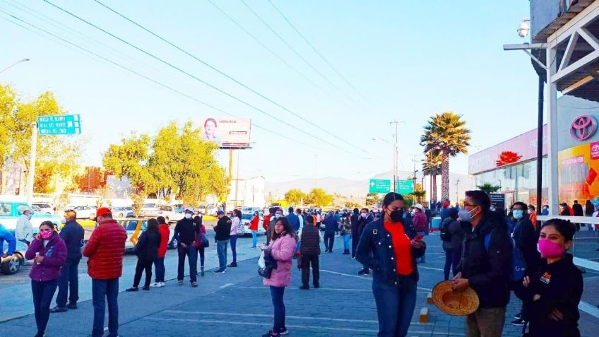 Maestros bloquean vialidades en Pachuca; piden a AMLO que interceder para que les paguen