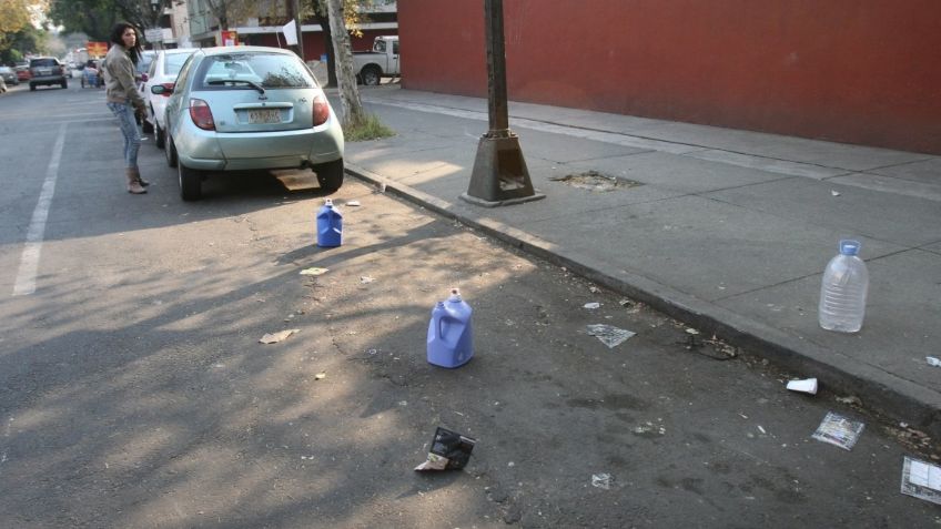 ¿Apartan lugares en tu colonia? Así puedes denunciar para que retiren sus botes en CDMX