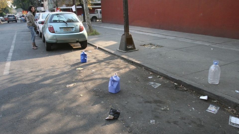 Apartar lugares en vía pública genera una infracción (Foto: Cuartoscuro)