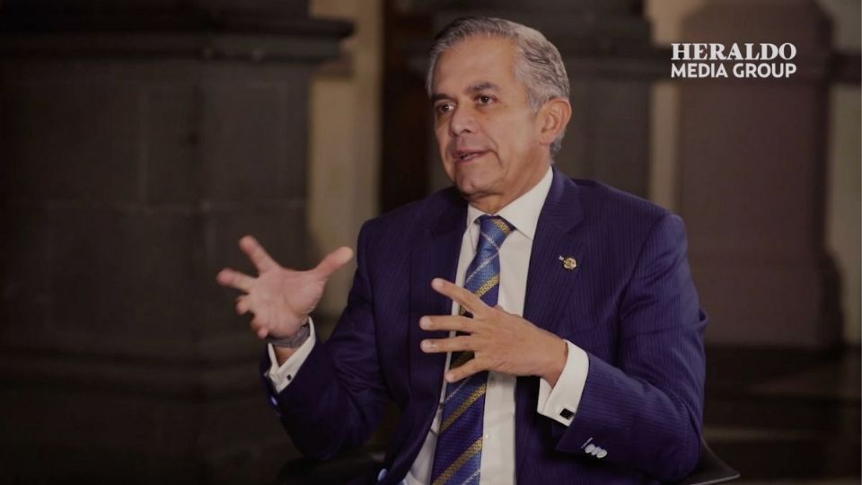 DIÁLOGO. Miguel Ángel Mancera, en entrevista con Adriana Delgado, para Heraldo Televisión (Foto: Especial)