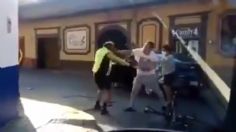 VIDEO: Ciclista y conductor PELEAN tras accidente de tránsito en Puebla