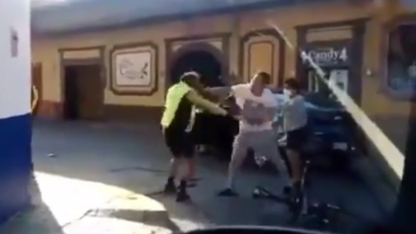 VIDEO: Ciclista y conductor PELEAN tras accidente de tránsito en Puebla