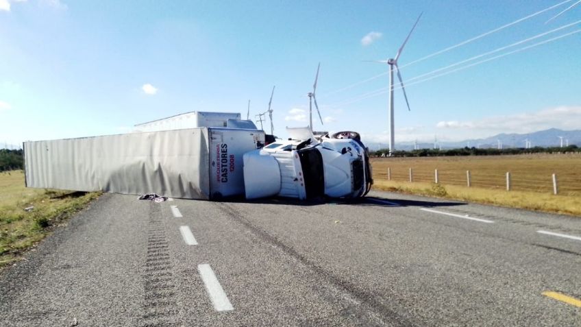 Continúan volcadura de trailers en La Ventosa; van 8 en 24 horas