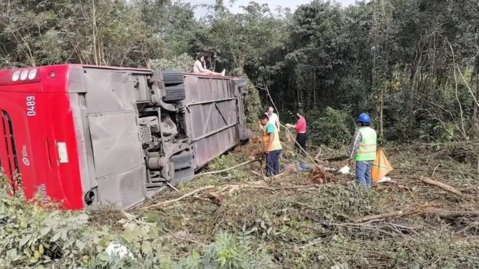 El percance ocurrió poco antes de las 11:00 horas, cuando el autobús se dirigía a Cancún. Foto: Especial