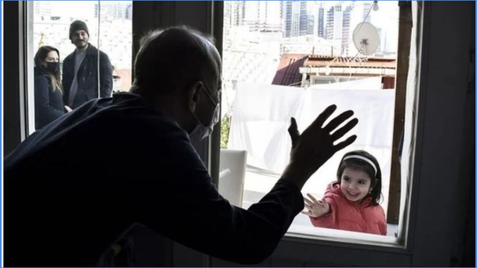 El hombre ve desde una ventana a su pequeña nieta a la que no toca desde hace meses 
(Foto: Arife Karakum - Anadolu Ajansi)