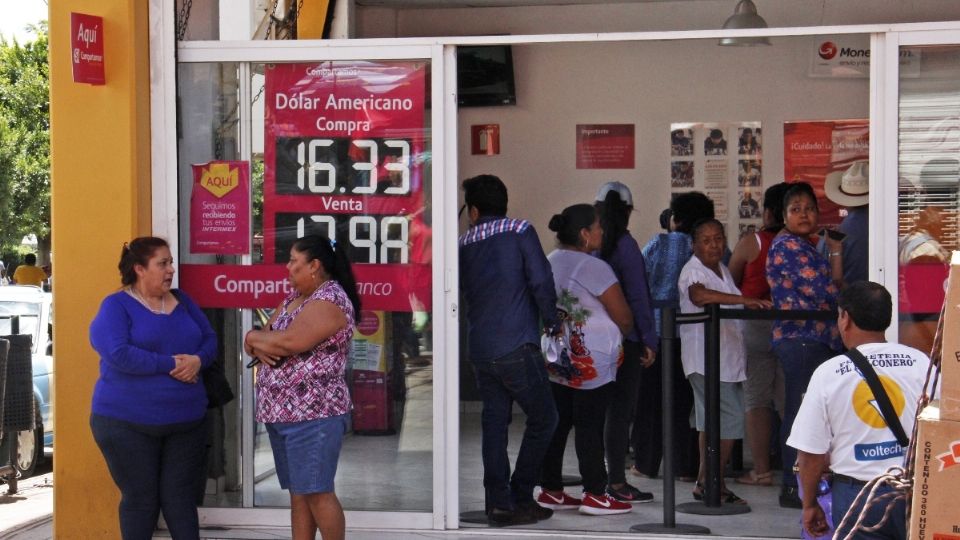 Mexicanos en EU han podido enviar recursos a sus familias para paliar la crisis financier. (Foto: Enfoque)