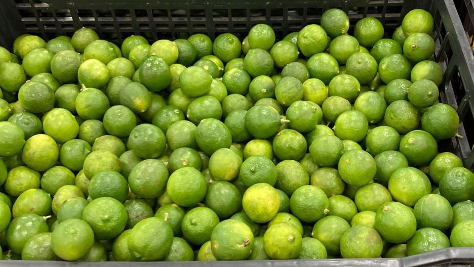 AL CIELO. El limón se vendía en diciembre en 30 pesos por kilo; hoy, en oferta, a 79.90 (Foto: Yadín Xolalpa)