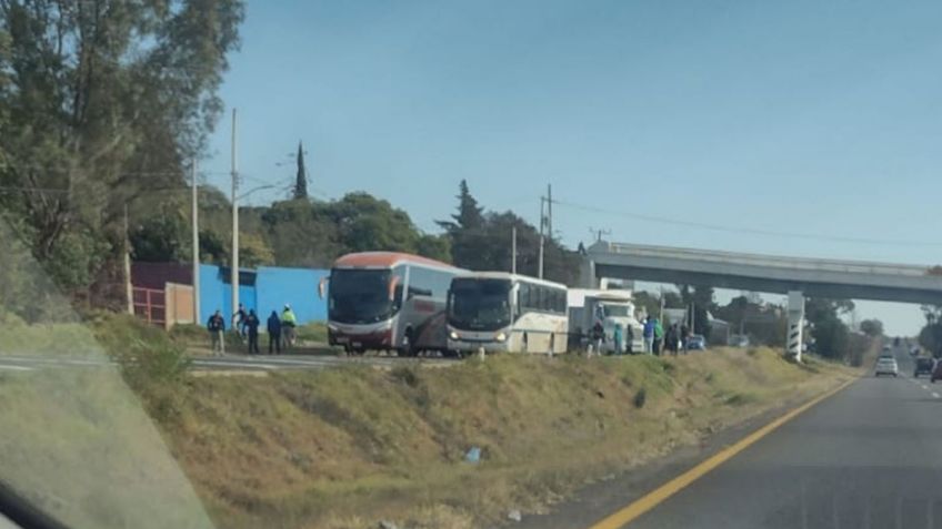 Normalistas retienen al menos 3 autobuses en la carretera Morelia-Pátzcuaro.