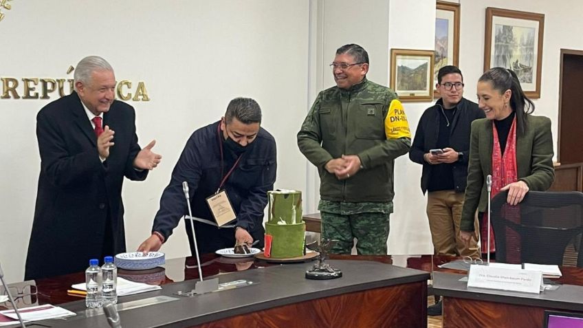 El general Luis Cresencio Sandoval celebró su cumpleaños trabajando con el Gabinete de Seguridad