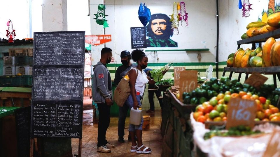 RETROCESO. Los bajos niveles de producción, sobre todo en la agricultura, obligan a Cuba a importar 80% de su consumo (Foto: Reuters)