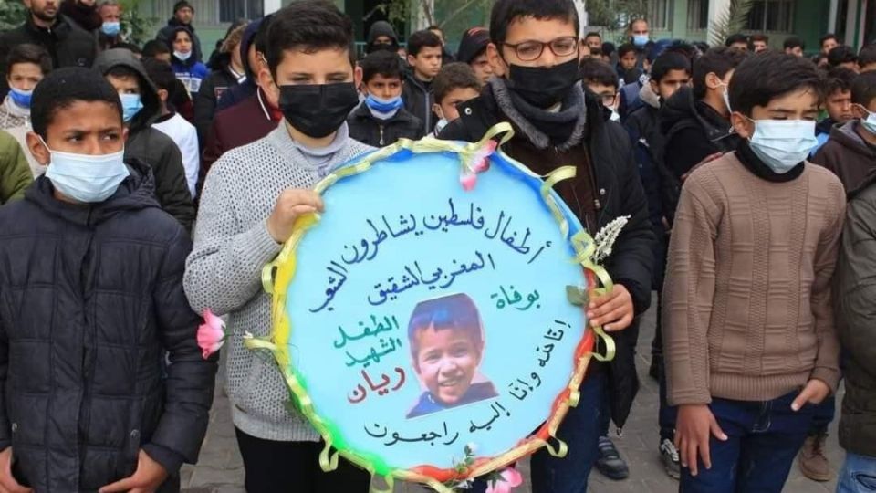 Niños palestinos rindieron homenaje al pequeño Rayan; hubo homenajes en otros países. Foto: @OlaAlfarra1