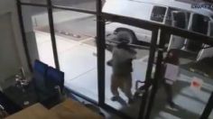 Ladrones saquean mueblería en dos minutos tras arrancar las puertas con barras de metal: VIDEO