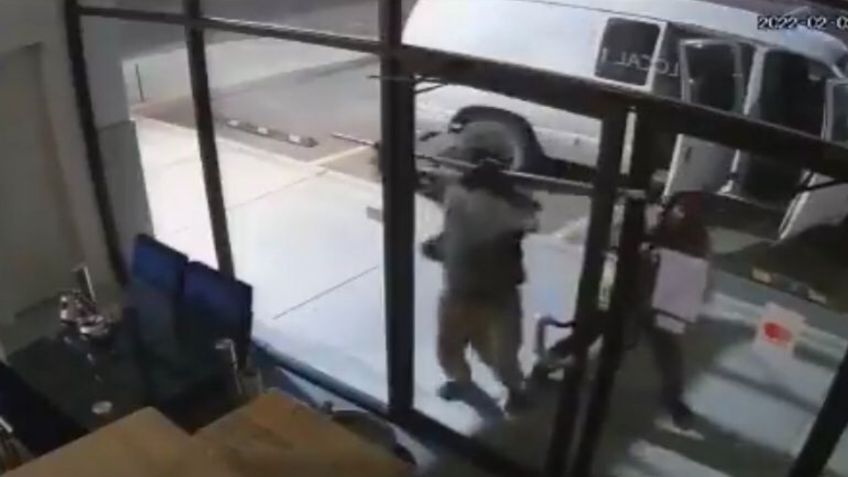 Ladrones saquean mueblería en dos minutos tras arrancar las puertas con barras de metal: VIDEO