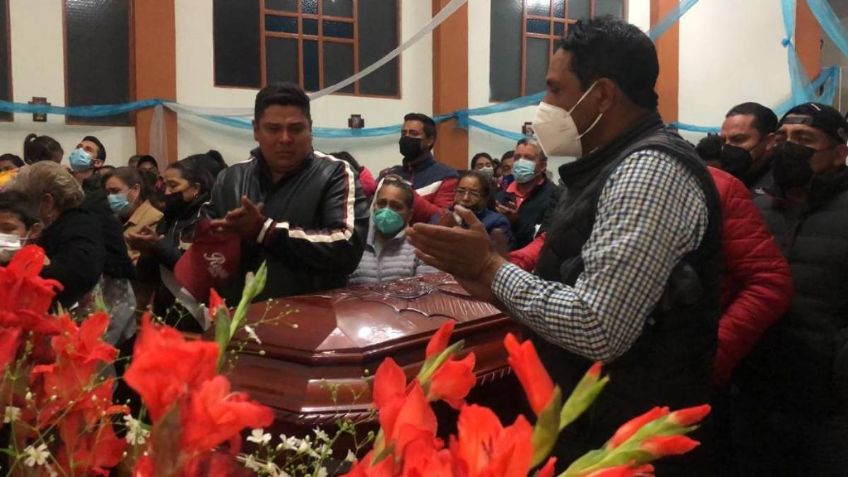 Habitantes de Contepec reciben cuerpo de Enrique Velázquez, alcalde asesinado en Michoacán