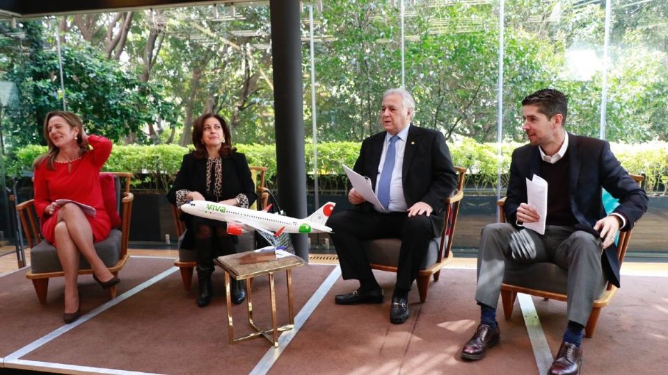 Miguel Torruco, titular de la Secretaría de Turismo, encabezó la presentación de una nueva ruta aérea. Foto: Especial