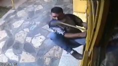 ¡A escobazos! Empleados frustran intento de robo en panadería: VIDEO