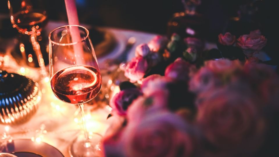 El vino rosa no puede faltar en San Valentín. (Foto: Pexels)