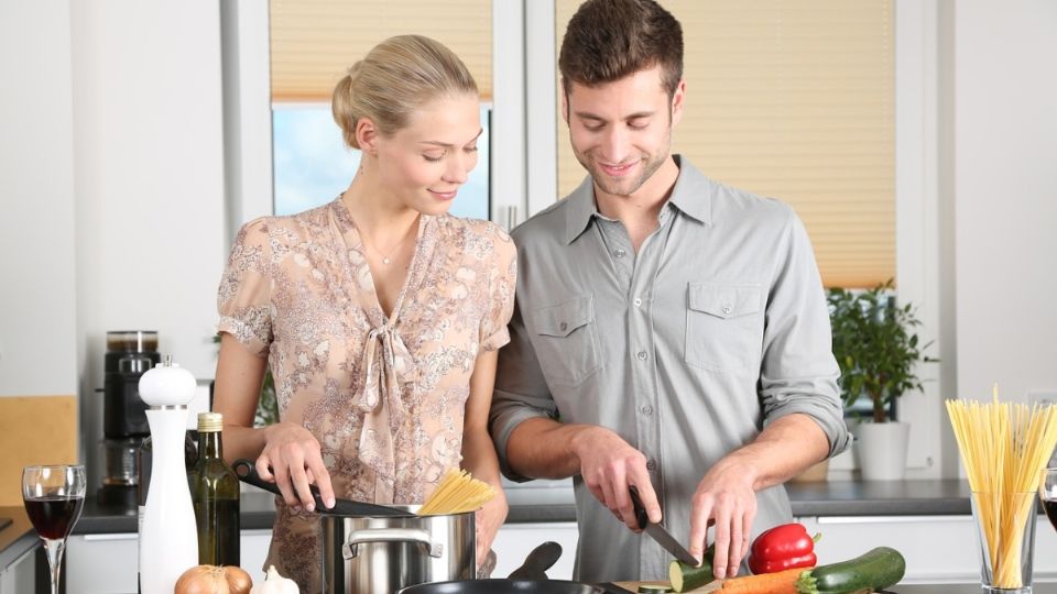 Imagen ilustrativa de pareja cocinando. Foto: Pixabay