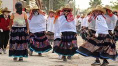 Vestidos de mujeres; cientos de hombres festejan la Pelea de Xochimilcas en Guerrero | FOTOS