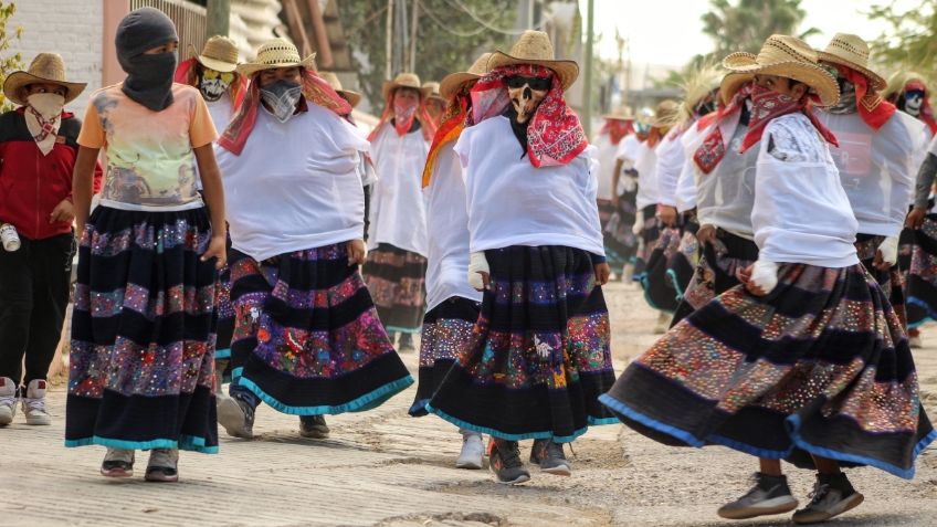 Vestidos de mujeres; cientos de hombres festejan la Pelea de Xochimilcas en Guerrero | FOTOS