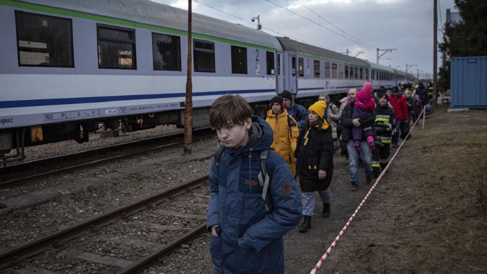 Miles de infantes ucranianos dejan casas y a sus papás para alejarse de los ataques rusos (Foto: AP)
