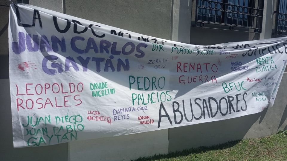 Las alumnas colocaron mantas con nombres de sus presuntos acosadores.