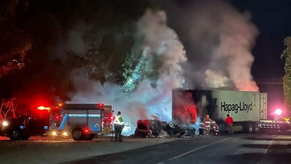 Se reportó que fueron quemados vehículos en una carretera federal.